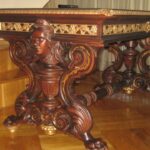 table avec pieds décoratifs