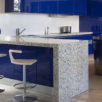 plan de travail de cuisine bleu avec marbre