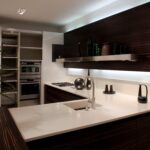 plan de travail de cuisine blanc et marron