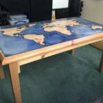 table lumineuse sur quatre pieds