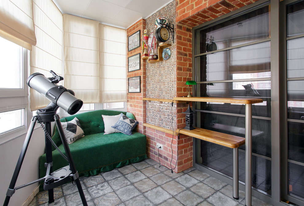 canapé vert foncé sur la loggia