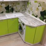 machine à laver dans la cuisine verte