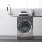 machine à laver dans la cuisine argent