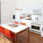 machine à laver dans la cuisine orange