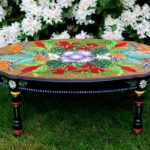 la table est décorée de peintures