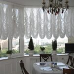 Rideaux viennois pour une cuisine spacieuse