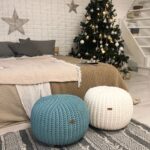pouf in maglia vicino all'albero di Natale