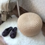 pouf in maglia bianco vicino al letto
