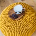 pouf lavorato a maglia in una tazza