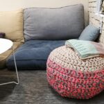 pouf in maglia vicino al divano