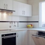 armoire ouverte dans la cuisine