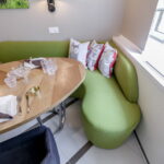 canapé vert dans les options de décoration intérieure