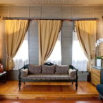 rideaux dorés dans la chambre