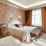 rideaux dorés dans la chambre