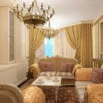rideaux dorés dans l'appartement
