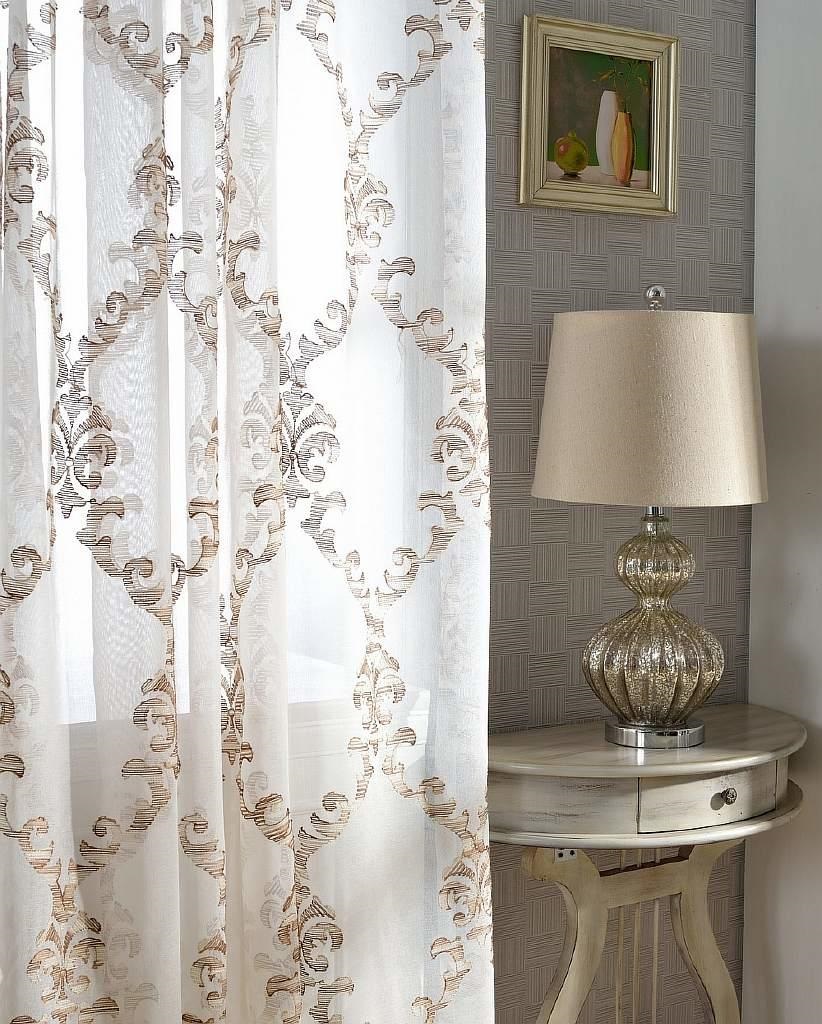 tende bianche con motivo beige