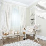 tende bianche con soffice tappeto