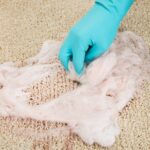 nettoyer un tapis avec des gants