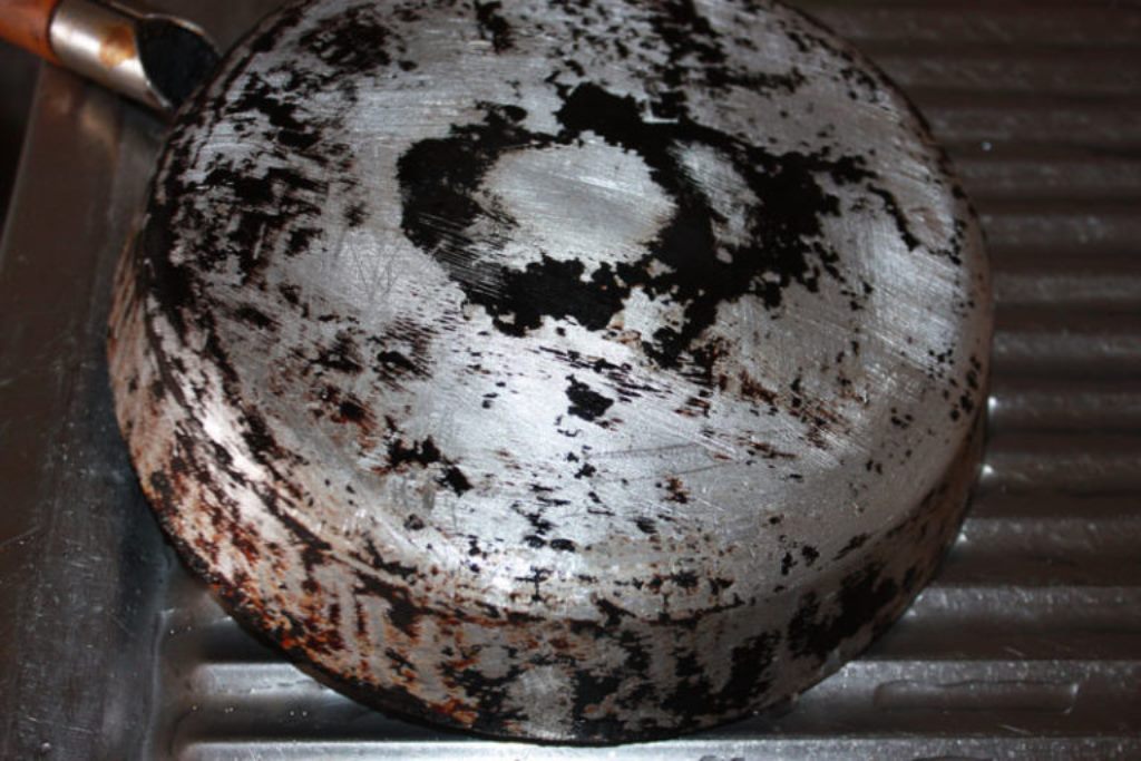 nettoyer une poêle à frire en aluminium des dépôts de carbone