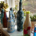 bouteilles dans la chambre sur le rebord de la fenêtre