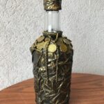décor de bouteille avec des pièces de monnaie