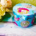 kotak hiasan berwarna biru