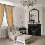 cornice dưới rèm cửa màu vàng