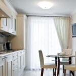 longs rideaux pour la lumière de la cuisine