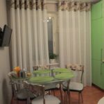 longs rideaux pour la cuisine sur oeillets