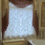 Rideaux français dans la salle de bain