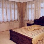 Les rideaux français dans la chambre sont courts