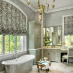 Rideaux français gris dans la salle de bain