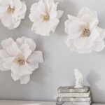 fleurs blanches sur le mur