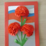 trois oeillets sur une carte postale