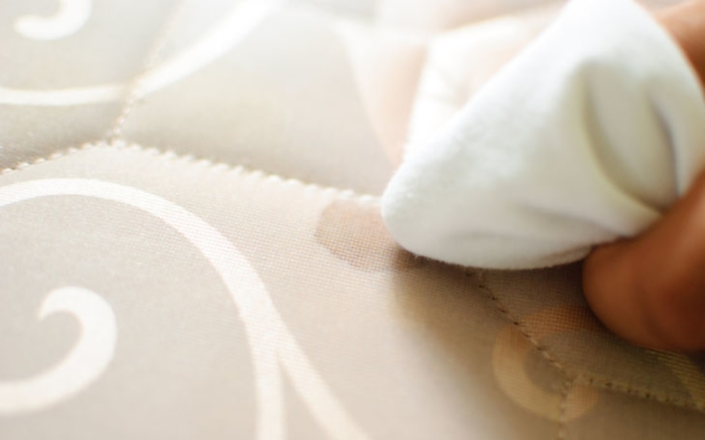 comment enlever le sang d'un matelas photo