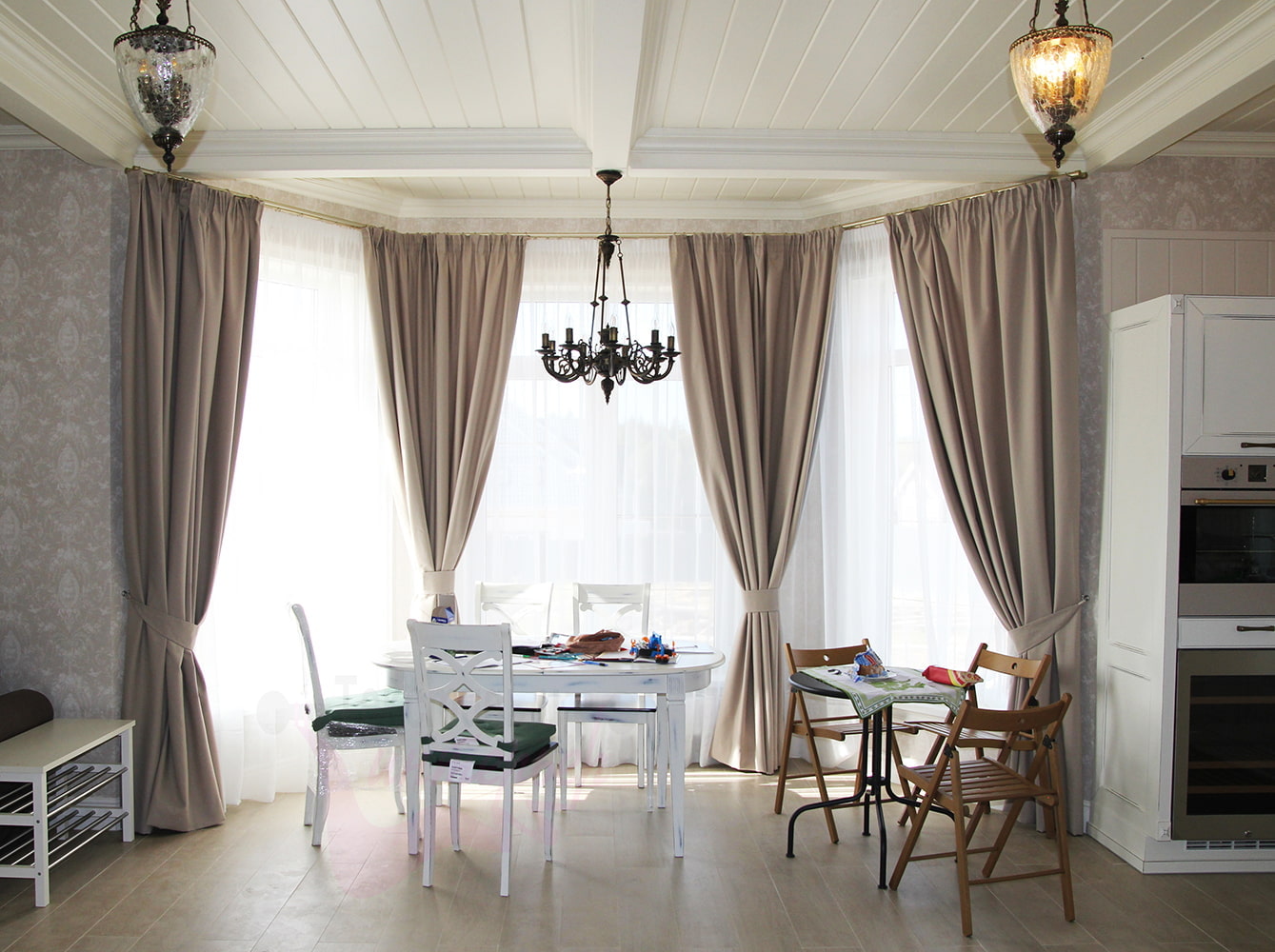 cornice cho trang trí cửa sổ bay