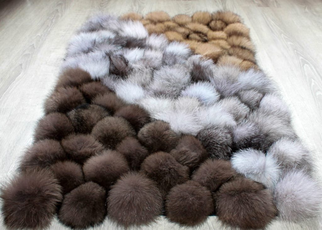 tapis en fourrure de pompons