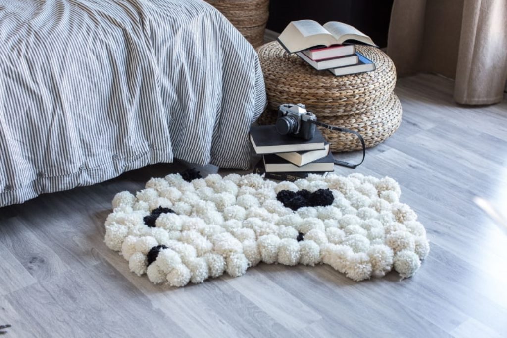 décoration de tapis à pompons
