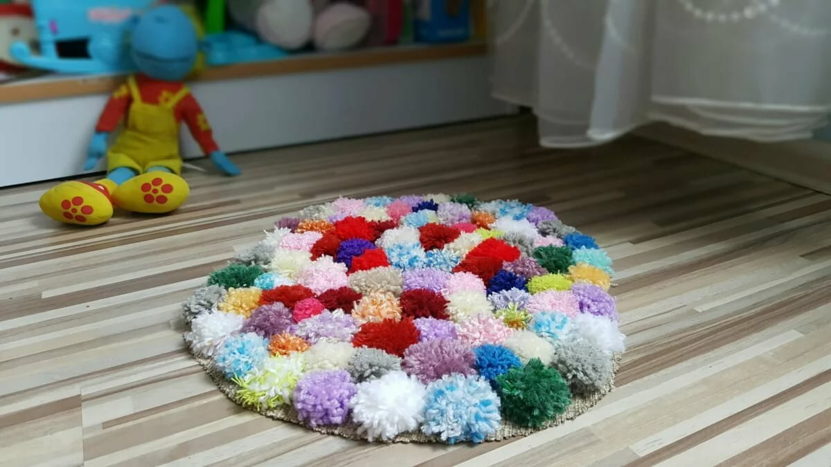 tapis à pompons