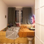 photo d'intérieur de podium de lit