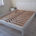cama com decoração de fotos de ripas