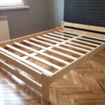 cama com desenho de fotos de ripas