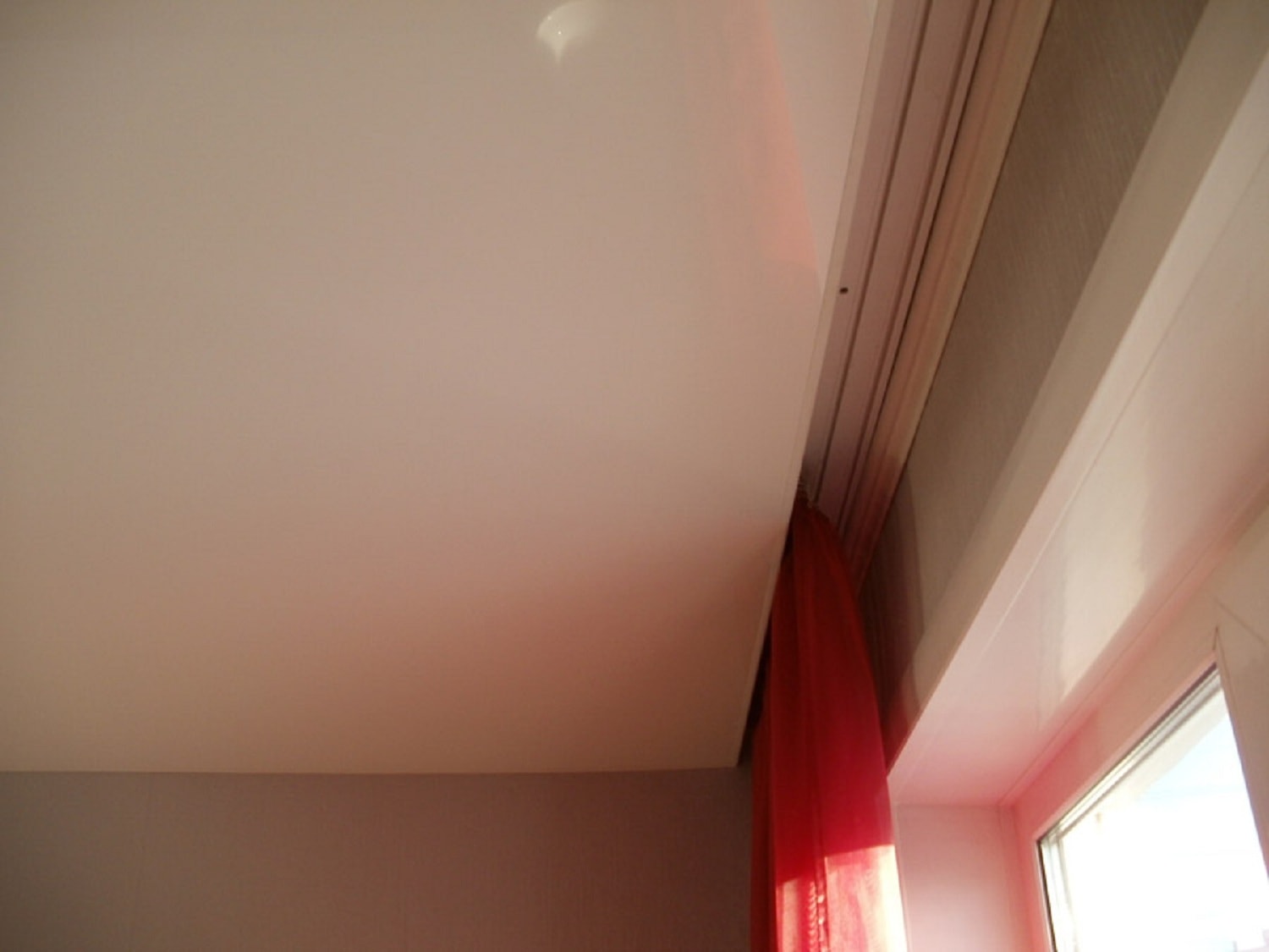 nicho para cortinas en un techo tensado