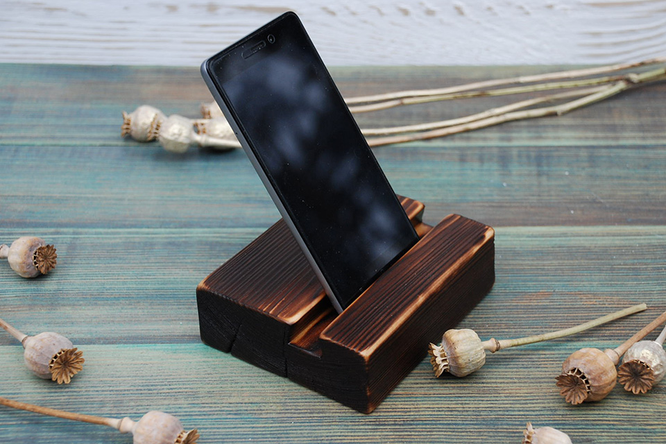 support de téléphone en bois