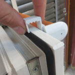 installation de supports de rideaux