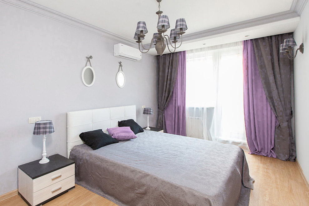 rideaux gris dans la chambre