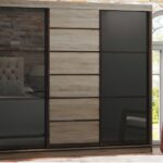 armoire dans le salon miroir noir