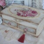 boîte shabby chic avec pompon rouge