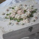 boîte shabby chic avec des fleurs en relief
