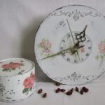 boite shabby chic avec une horloge